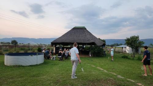 Επισκέπτες που μένουν στο Hideout River View Tent