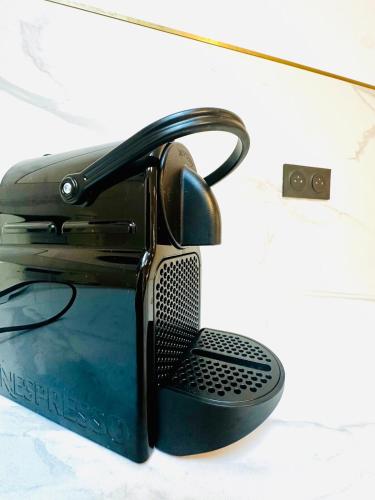 a black toaster sitting on top of a counter at Le Cocon - Studio Chaleureux in Cholet