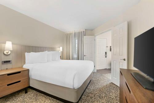 Letto o letti in una camera di Sonesta ES Suites Dulles Airport