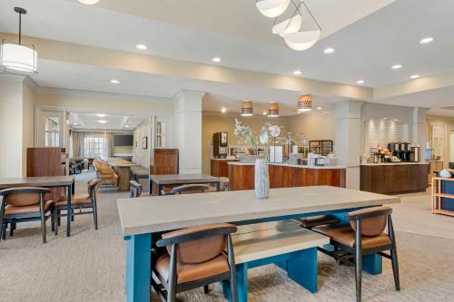 Area soggiorno di Sonesta ES Suites Dulles Airport