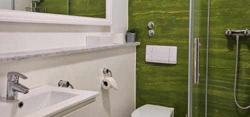 une salle de bain avec toilettes, lavabo et douche dans l'établissement Pension Bunz, à Kelsterbach