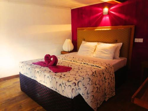 une chambre d'hôtel avec un lit avec deux animaux en peluche dessus dans l'établissement Big Mountain Havelock Cottage, à Nuwara Eliya
