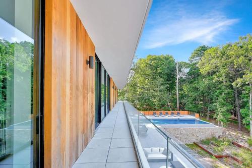Der Swimmingpool an oder in der Nähe von Brightwater by Rove Villa with Sauna Pool and Outdoor Spaces
