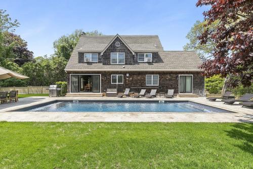 Πισίνα στο ή κοντά στο Glendale by Rove 5BR Family Home with Outdoor Space & Heated Pool