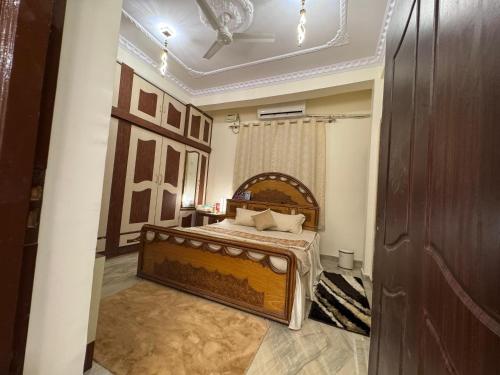 Ένα ή περισσότερα κρεβάτια σε δωμάτιο στο Al Buraq Guest House