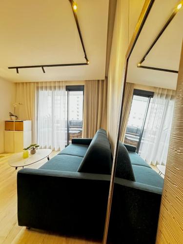 un salon avec un lit et une table dans l'établissement Blue King Suite - Triangle d'Or, à Villeurbanne