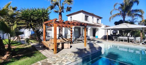 une villa avec piscine et une maison dans l'établissement Lovely villa with swimming pool for 6 people, à Fréjus