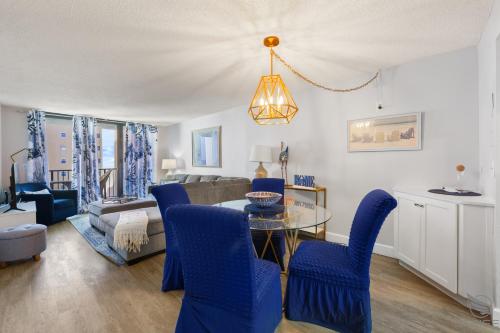 Χώρος καθιστικού στο Coastal Condo on the beach at Ocean Trillium #501