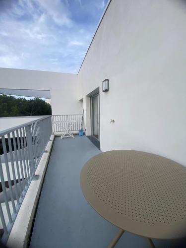 une table sur le balcon d'un bâtiment dans l'établissement L'orée Royannaise, à Royan