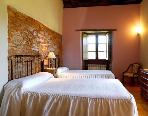 A bed or beds in a room at A Pena de Augasantas