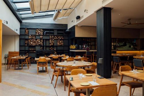 an empty restaurant with wooden tables and chairs at 3HB Faro in Faro