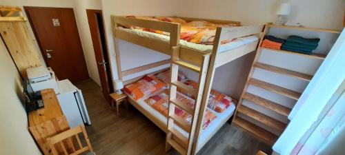 an overhead view of a room with two bunk beds at U Monoskiera in Hořejší Vrchlabí