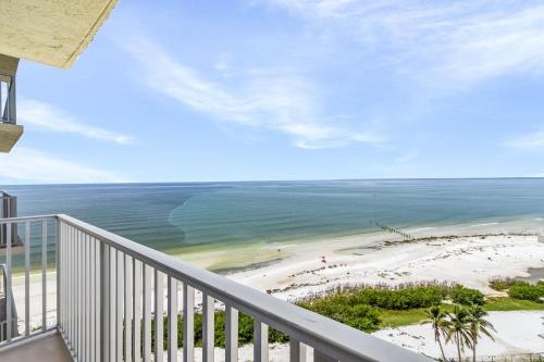 Galería fotográfica de Welcome to Oceans Twelve - Ocean View and Steps to the Beach - Roelens en Fort Myers Beach