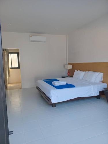 a bedroom with a large bed in a room at PaKrongCheep Homestay in Ban Muang Mai