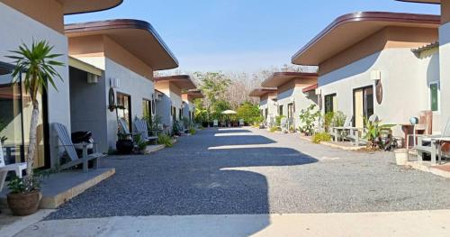 a walkway between two houses in a resort at PaKrongCheep Homestay in Ban Muang Mai