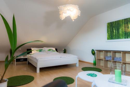 Un dormitorio con una cama y una planta en maceta. en stay with friends Trier 2, en Trier