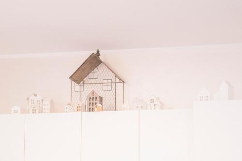 un dibujo de una casa sobre una pared en La Casetta Sestri Levante, en Sestri Levante