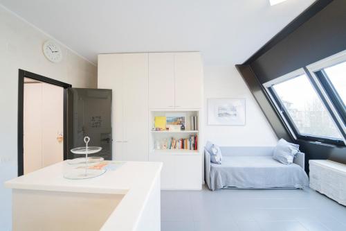 una sala de estar con un sofá y una mesa en La Casetta Sestri Levante, en Sestri Levante