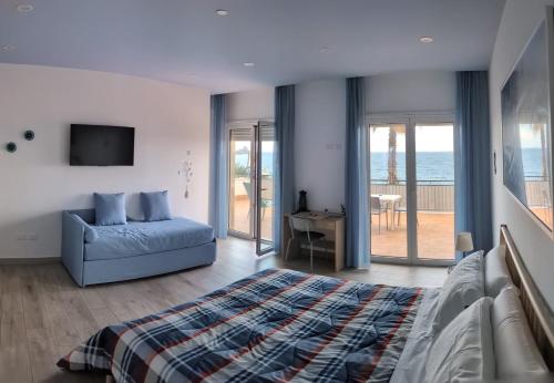 Ένα ή περισσότερα κρεβάτια σε δωμάτιο στο La Terrazza sul Mare Modern Apartment