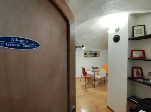 Un certificado, premio, letrero u otro documento en Le Grazie Maisons Genova
