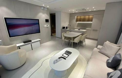 TV a/nebo společenská místnost v ubytování HOTEL THE DESIGNERS LYJ SUITE YEOKSAM