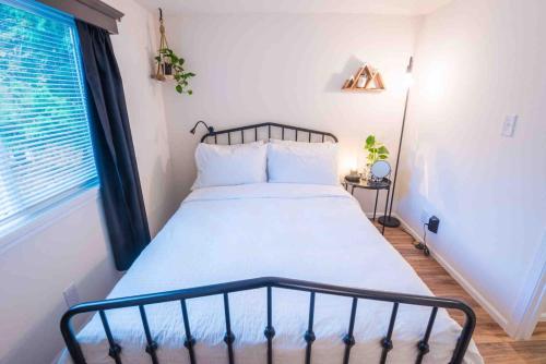Postel nebo postele na pokoji v ubytování Willow Corner cozy modern tiny home