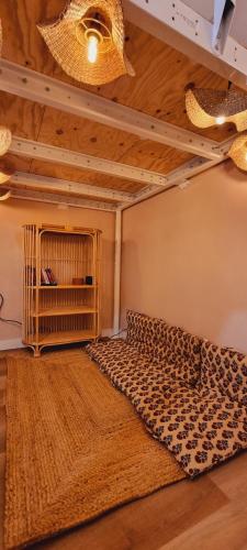 - une chambre avec un lit à motifs léopards dans l'établissement BAHIA - Cocon Chaleureux - 5 min de la plage, à Dunkerque