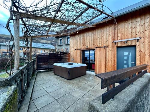 Photo de la galerie de l'établissement Au Pied de l'Arcluse - Clim Parking terrasse - CLG Savoie, à Chevillard