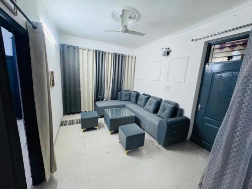 Ruang duduk di Homely stay