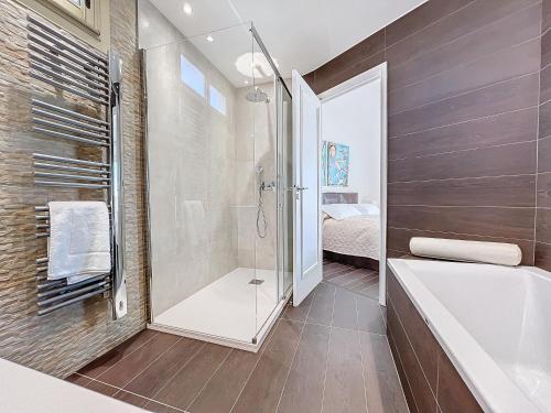 une salle de bain avec une douche, une baignoire et un lavabo dans l'établissement Croisette - 2 Bedrooms - Panoramic sea view, à Cannes