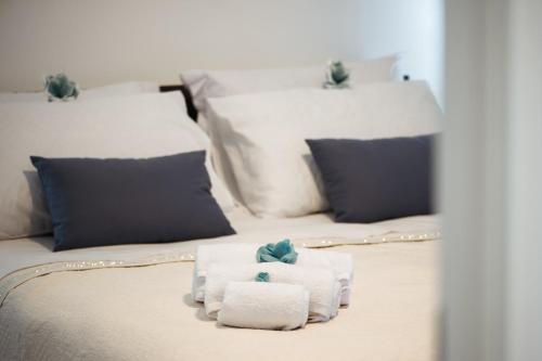 two beds with white towels on top of them at Il Regno della Ferrovia in Viterbo