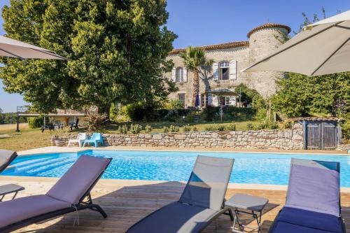 une villa avec piscine et une maison dans l'établissement Gite La Loge - Chateau Mondou, à Villeneuve-sur-Lot