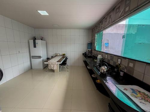 Una cocina o cocineta en Suíte 4 próximo ao Aeroporto Internacional
