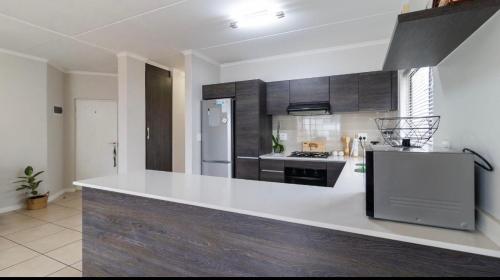 Η κουζίνα ή μικρή κουζίνα στο Sublime Staycation in Greenstone Hill