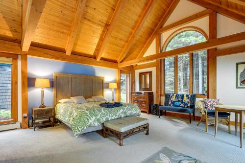 Χώρος καθιστικού στο Lakefront Paradise Near Okemo and Killington