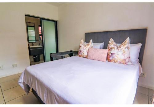 Ένα ή περισσότερα κρεβάτια σε δωμάτιο στο Sublime Staycation in Greenstone Hill