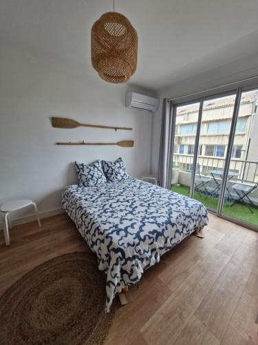 Postel nebo postele na pokoji v ubytování Appartement à 100 m de la mer !