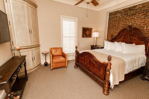 Una cama o camas en una habitación de Grand Hotel