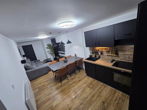 une cuisine et un salon avec une table et un canapé dans l'établissement Cocon Spa & Cinema Room, à Mieussy