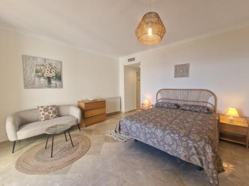 Postel nebo postele na pokoji v ubytování Apartamento Golf de Lujo en Alcaidesa Vista al Mar