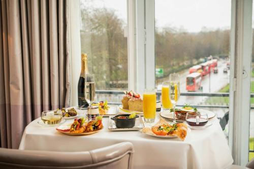 Jídlo v hotelu nebo okolí