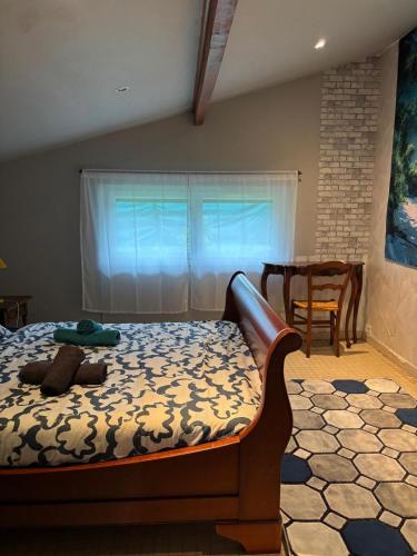 - une chambre avec un lit en face d'une fenêtre dans l'établissement Oasis Forestier en pleine nature, à La Celle-sur-Seine