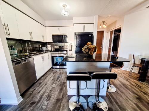 Η κουζίνα ή μικρή κουζίνα στο Luxury 2 bedroom Condo With Swimming Pool Near Square One