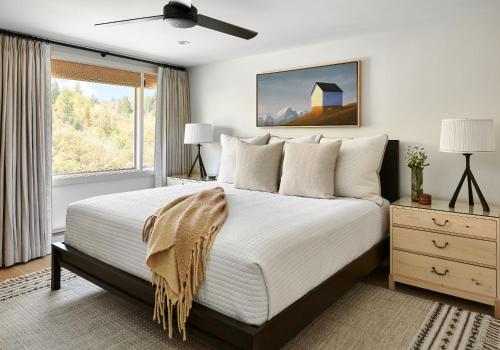a bedroom with a large bed and a window at Lux Ski-In Mt View Core 2 Bd2Ba in Aspen