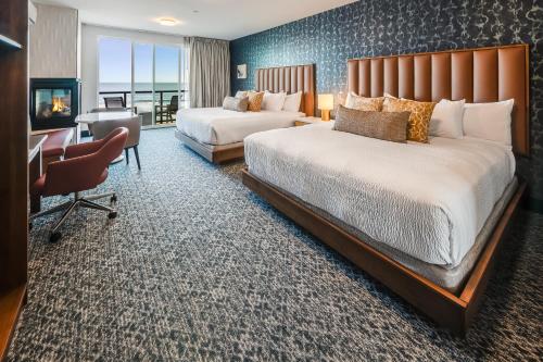 a hotel room with two beds and a desk at Allred Hotel in Newport