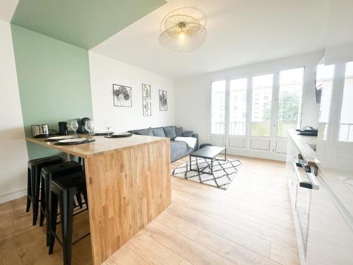 - une cuisine et un salon avec un îlot en bois dans la chambre dans l'établissement La parenthèse partagée, à Brest