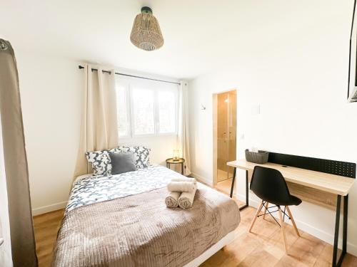 une petite chambre avec un lit et un bureau dans l'établissement La parenthèse partagée, à Brest