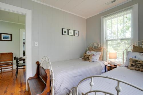 Ένα ή περισσότερα κρεβάτια σε δωμάτιο στο Carousel Cottage North Chattanooga Home!