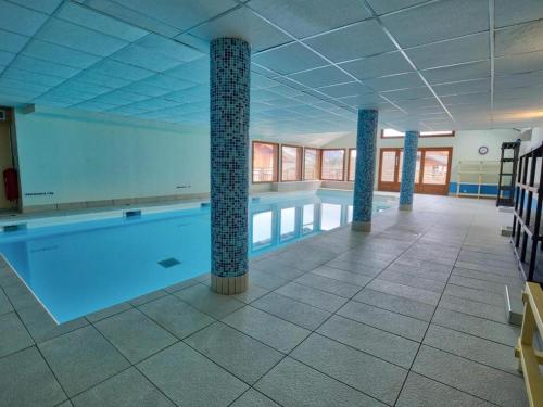 - une grande piscine avec colonnes dans un bâtiment dans l'établissement Appartement 4 personnes, au pied des pistes de l'espace Diamant, à Flumet