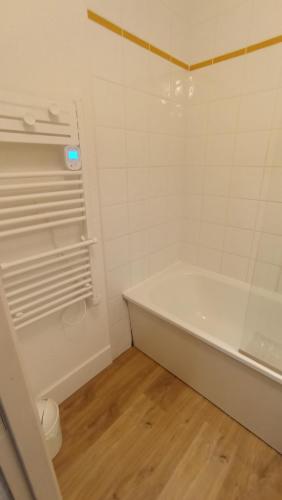 La salle de bains blanche est pourvue d'une baignoire et de toilettes. dans l'établissement Appartement 4 personnes, au pied des pistes de l'espace Diamant, à Flumet